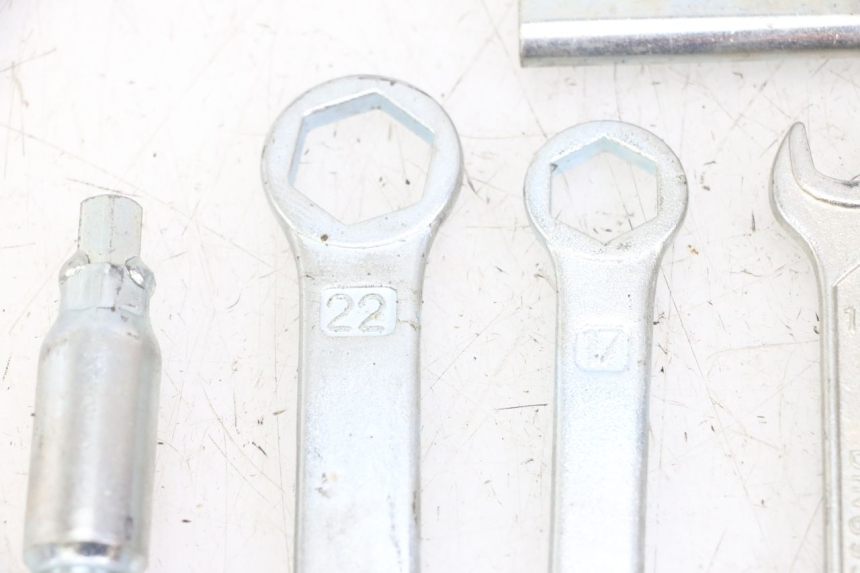 photo de ZESTAW NARZĘDZI HONDA XLV VARADERO 125 (2000 - 2006) - Szczegóły charakterystyczne