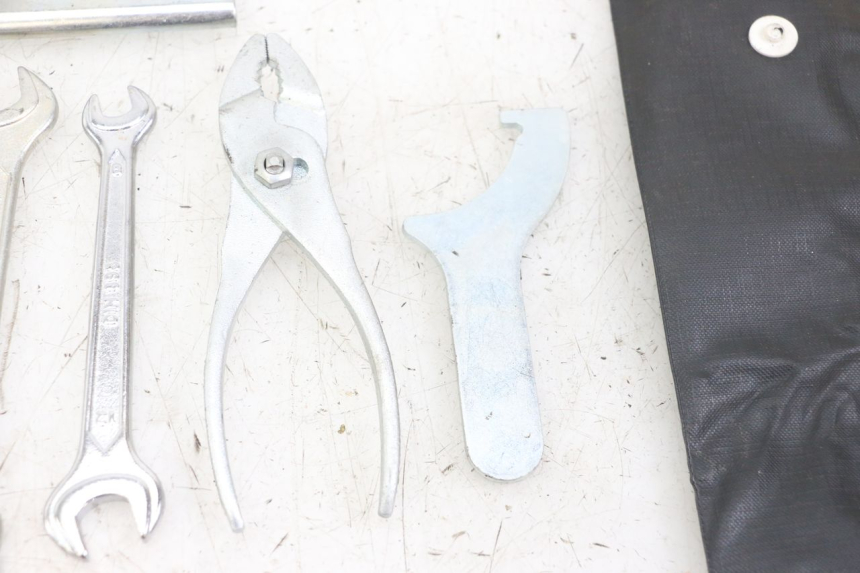 photo de ZESTAW NARZĘDZI HONDA XLV VARADERO 125 (2000 - 2006) - Oznaczenia i referencje