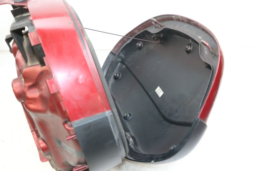 photo de KUFER PRAWY HONDA NTV DEAUVILLE 650 (1998 - 2001) - Szczegóły charakterystyczne