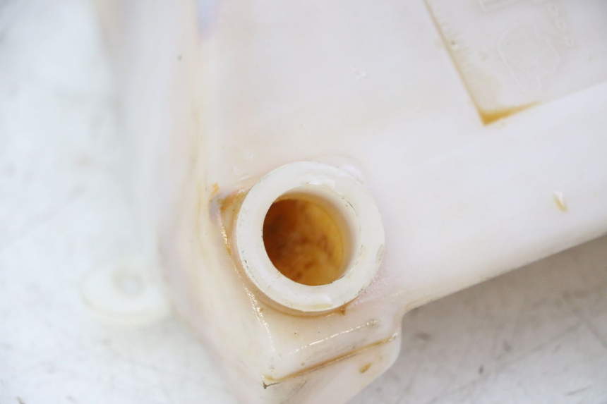 photo de Zbiornik wyrównawczy TRIUMPH SPRINT 900 (1995 - 1998) - Zoom stanu zużycia