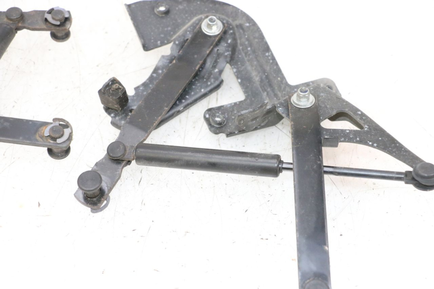 photo de SIŁOWNIK KUFERKA PEUGEOT SATELIS 125 (2013 - 2018) - Szczegół części