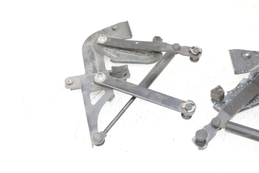 photo de SIŁOWNIK KUFERKA PEUGEOT SATELIS 125 (2013 - 2018) - Zoom stanu zużycia