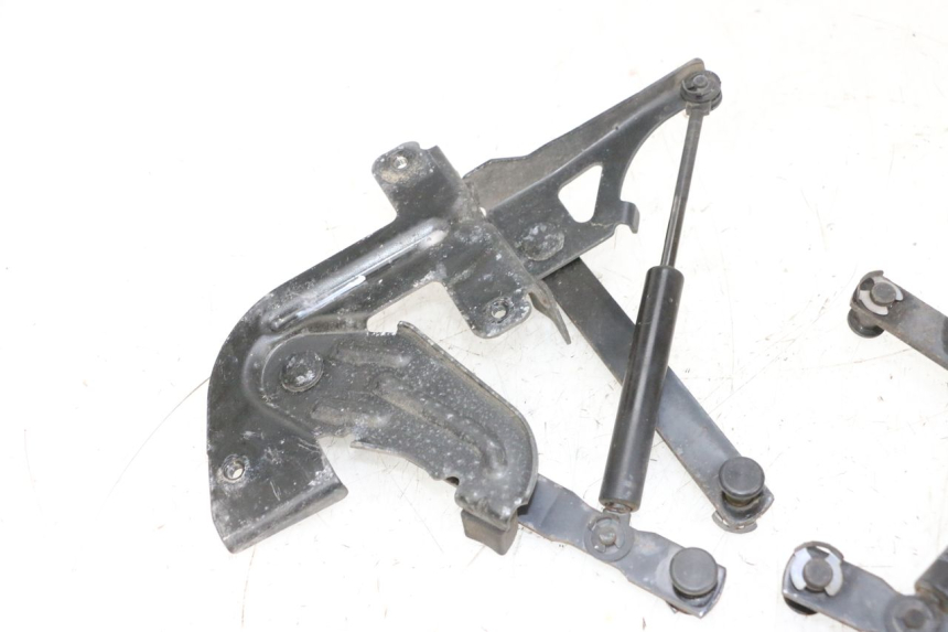 photo de SIŁOWNIK KUFERKA PEUGEOT SATELIS 125 (2013 - 2018) - Punkty mocowania