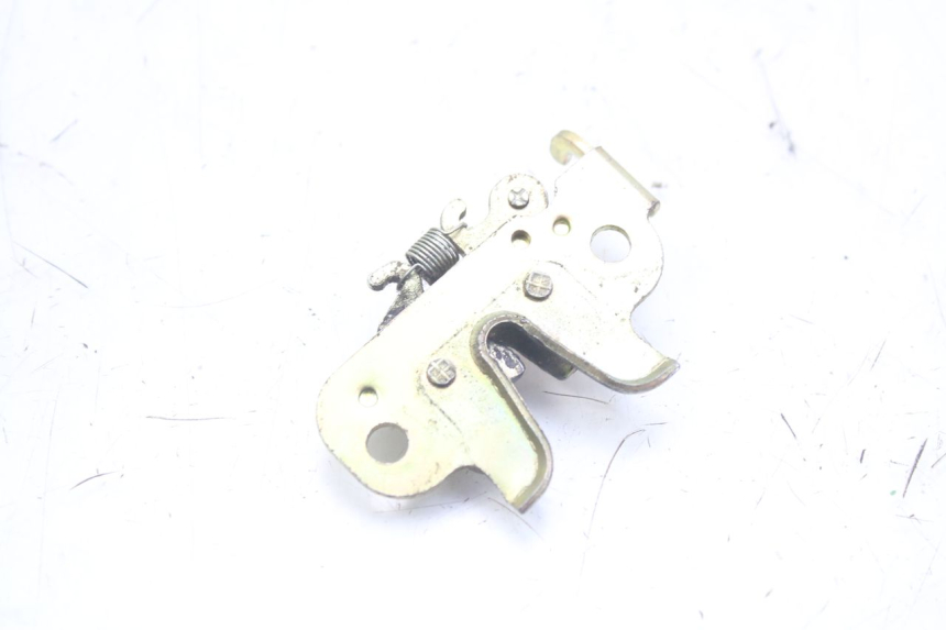 photo de ZAMEK SIEDZENIA PEUGEOT KISBEE 4T 50 (2010 - 2017) - Szczegół części