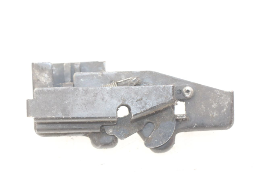 photo de ZAMEK KLAPY HONDA FES PANTHEON 2T 125 (1998 - 2002) - Zbliżenie techniczne