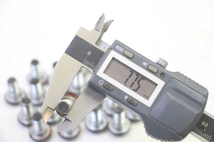 photo de ŚRUBA TARCZY HAMULCOWEJ QUADRO 4 4D 350 (2015 - 2018) - Zoom stanu zużycia