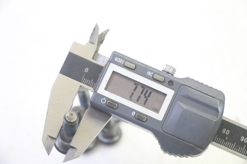 photo de ŚRUBA TARCZY HAMULCOWEJ ADIVA AD3 300 (2014 - 2020) - Zbliżenie techniczne