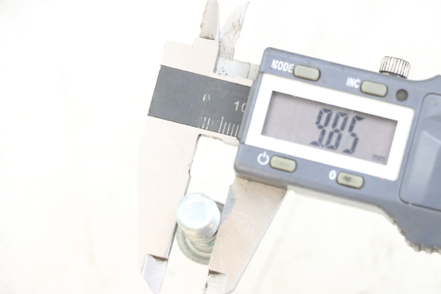 photo de ŚRUBA TARCZY HAMULCOWEJ YAMAHA AEROX 2T 50 (2013 - 2017) - Zoom stanu zużycia