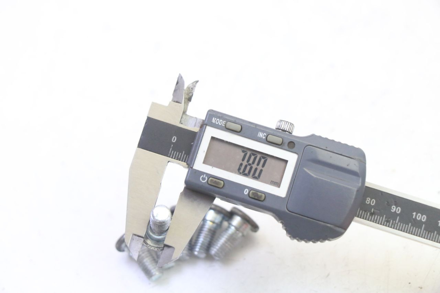 photo de ŚRUBA TARCZY HAMULCOWEJ HYOSUNG GV AQUILA 125 (2000 - 2009) - Zbliżenie techniczne