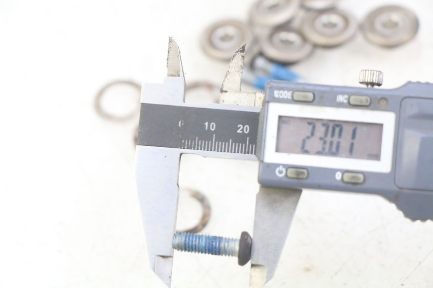 photo de ŚRUBA TARCZY HAMULCOWEJ PIAGGIO BEVERLY 125 (2010 - 2015) - Zoom stanu zużycia