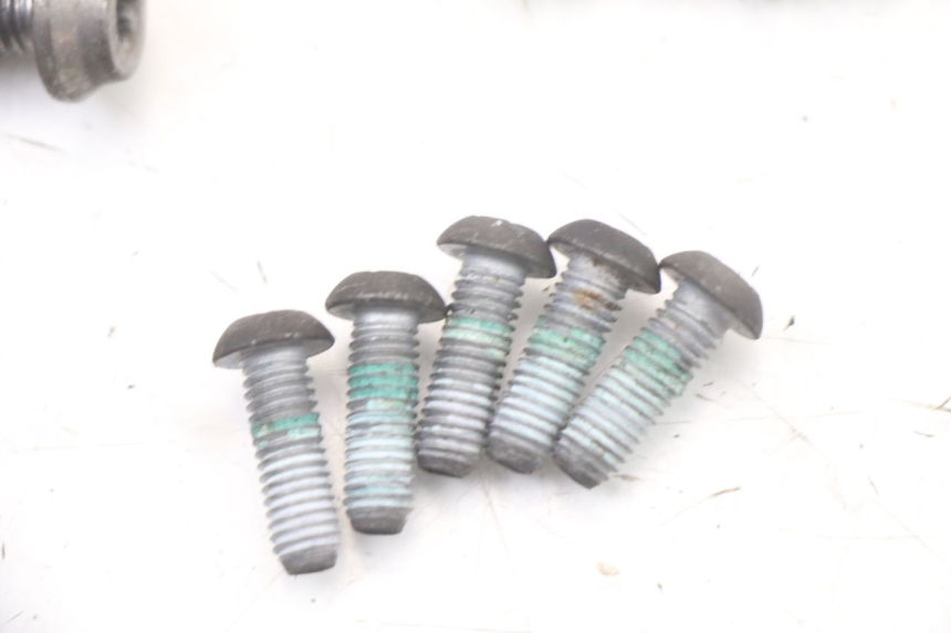 photo de ŚRUBA TARCZY HAMULCOWEJ BMW S RR ABS S1000RR 1000 (2015 - 2018) - Zbliżenie techniczne