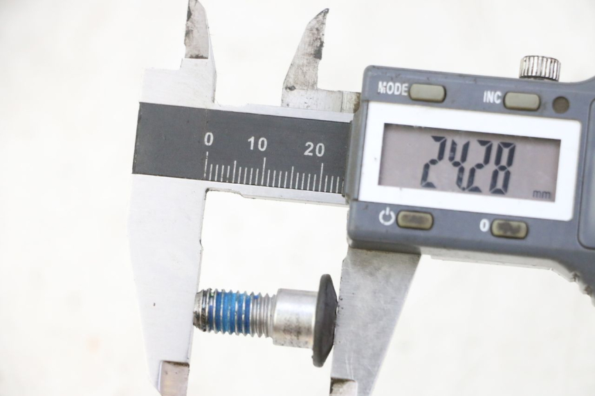 photo de ŚRUBA TARCZY HAMULCOWEJ SUZUKI BURGMAN 125 (2007 - 2014) - Zoom stanu zużycia