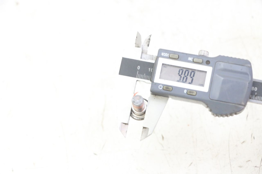 photo de ŚRUBA TARCZY HAMULCOWEJ HONDA CBF 500 (2004 - 2007) - Zoom stanu zużycia