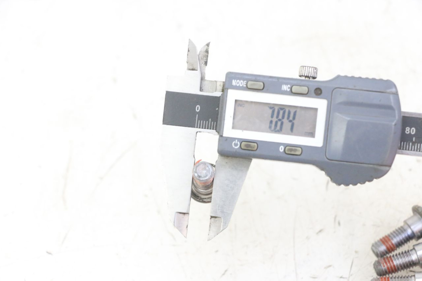 photo de ŚRUBA TARCZY HAMULCOWEJ HONDA CBF 500 (2004 - 2007) - Inny kąt widzenia