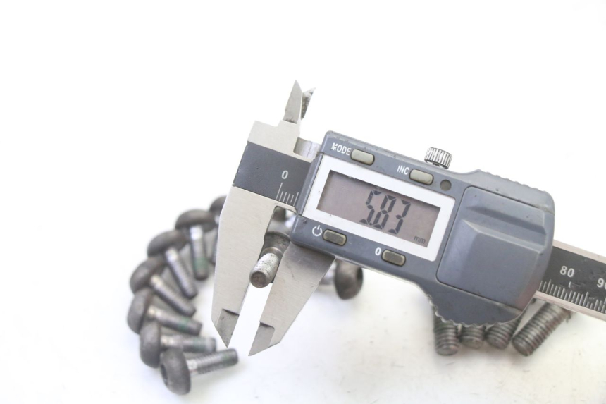 photo de ŚRUBA TARCZY HAMULCOWEJ HONDA CBR RR FIREBLADE 900 (1992 - 1994) - Zoom stanu zużycia