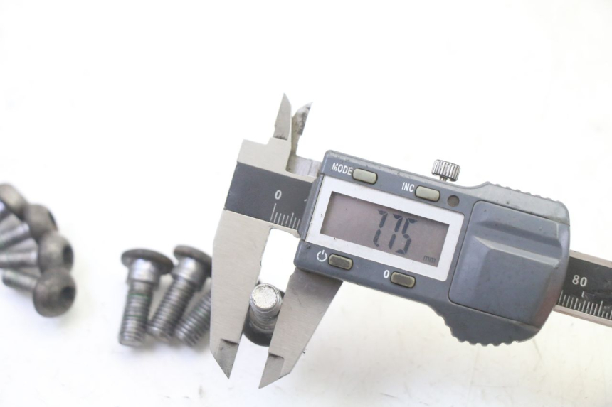 photo de ŚRUBA TARCZY HAMULCOWEJ HONDA CBR RR FIREBLADE 900 (1992 - 1994) - Zbliżenie techniczne