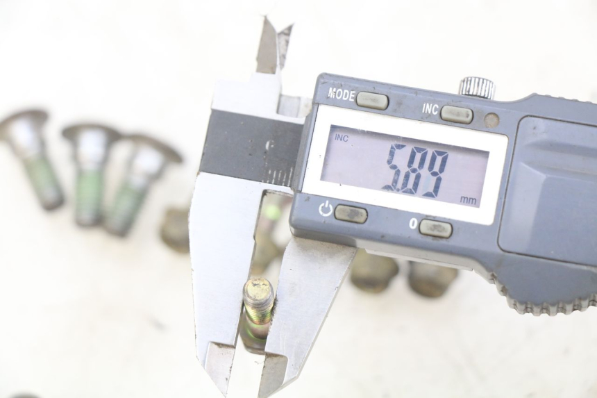 photo de ŚRUBA TARCZY HAMULCOWEJ HONDA CR 125 (1995 - 1997) - Zbliżenie techniczne