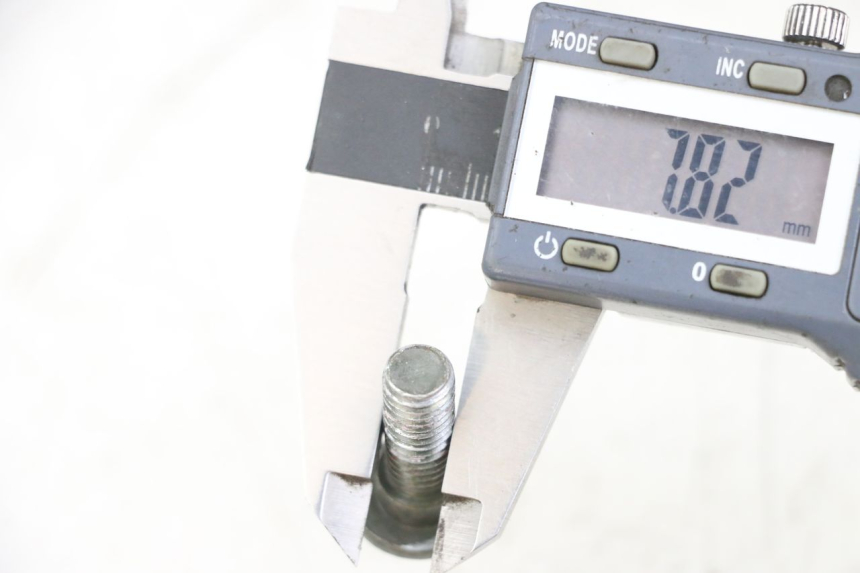 photo de ŚRUBA TARCZY HAMULCOWEJ SYM CROX 4T 50 (2016 - 2023) - Zoom stanu zużycia