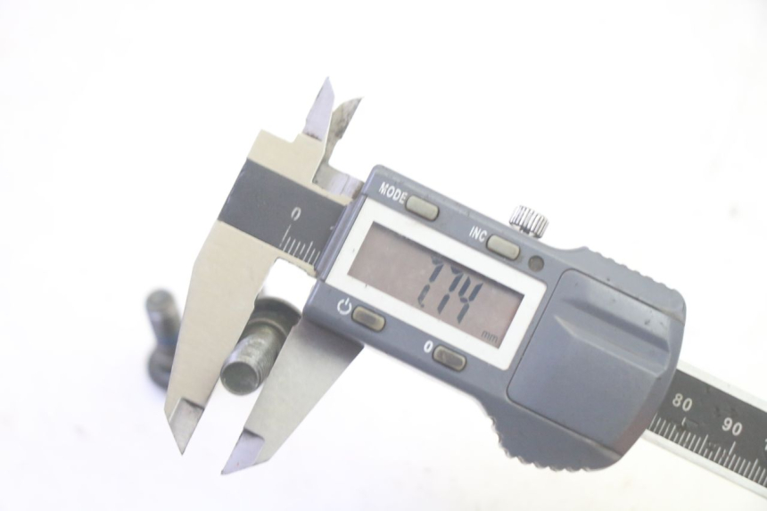 photo de ŚRUBA TARCZY HAMULCOWEJ SYM CROX 4T 50 (2016 - 2023) - Zbliżenie techniczne