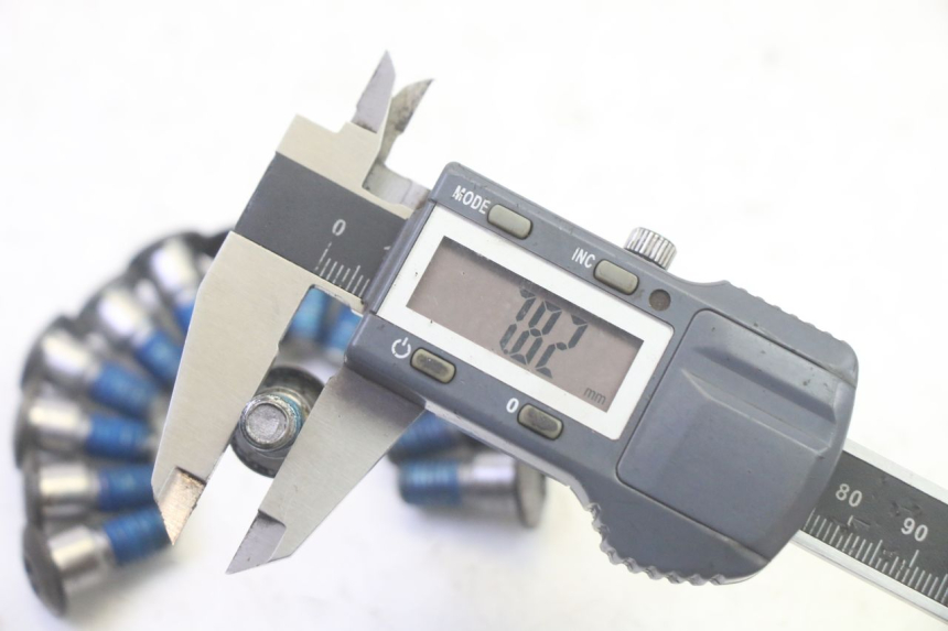 photo de ŚRUBA TARCZY HAMULCOWEJ SUZUKI DL V STROM 1000 (2002 - 2007) - Zoom stanu zużycia