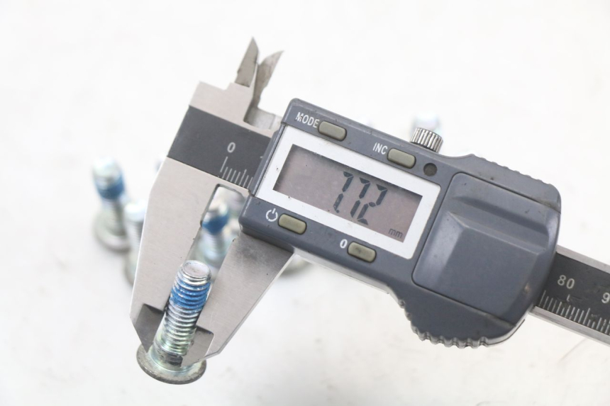 photo de ŚRUBA TARCZY HAMULCOWEJ EBROH BRAVO GLE 1 (2020 - 2024) - Zbliżenie techniczne