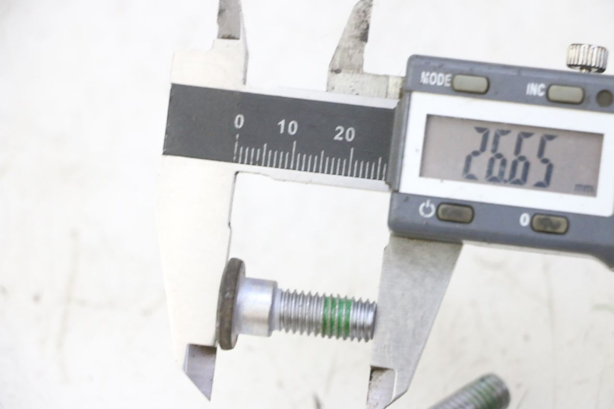 photo de ŚRUBA TARCZY HAMULCOWEJ HONDA FES S-WING SWING ABS 125 (2007 - 2015) - Zbliżenie techniczne