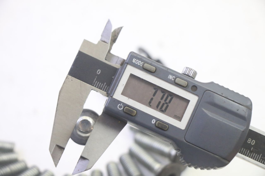 photo de ŚRUBA TARCZY HAMULCOWEJ KAWASAKI GPZ RX 1000 (1986 - 1988) - Zbliżenie techniczne