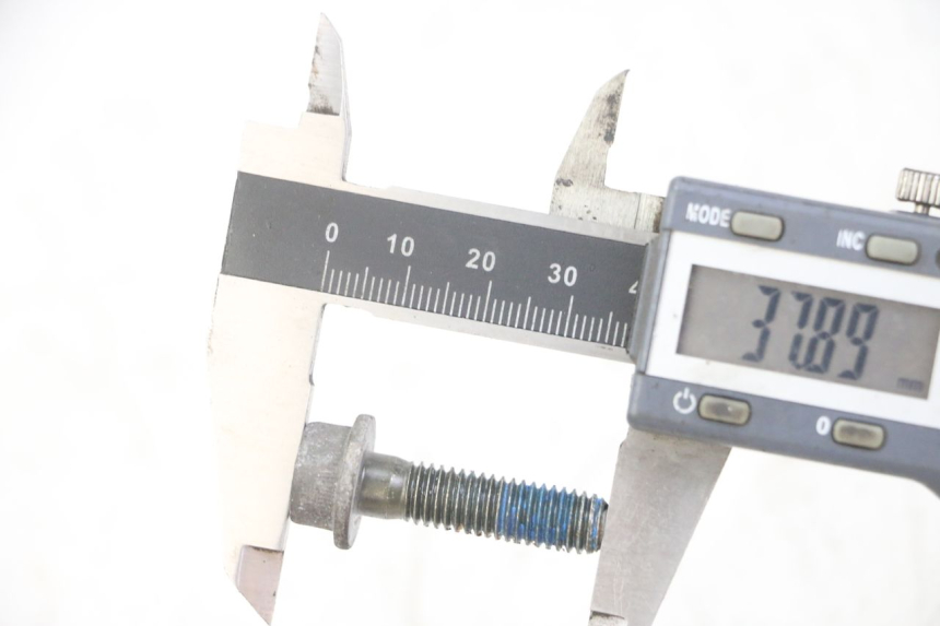 photo de ŚRUBA TARCZY HAMULCOWEJ SUZUKI GS GSE 500 (2001 - 2003) - Zbliżenie techniczne