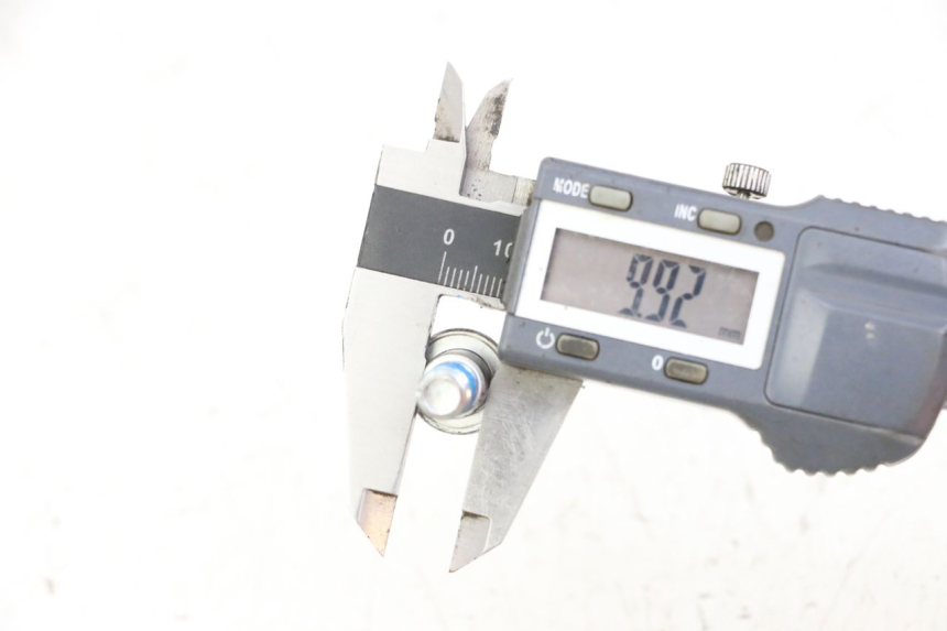 photo de ŚRUBA TARCZY HAMULCOWEJ SUZUKI GSR 750 (2011 - 2017) - Zoom stanu zużycia