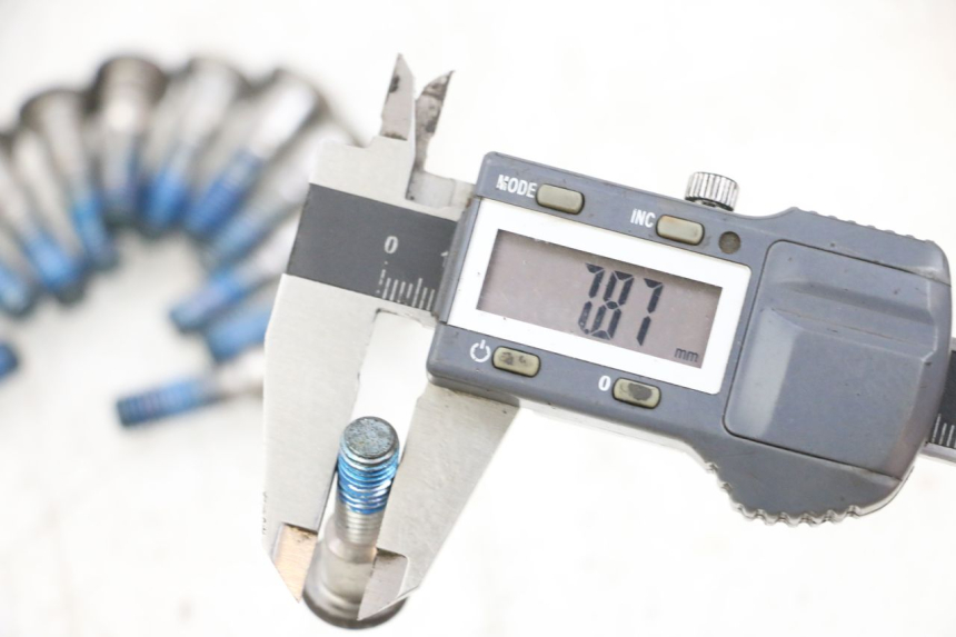 photo de ŚRUBA TARCZY HAMULCOWEJ SUZUKI GSXR GSX-R 1000 (2003 - 2004) - Zoom stanu zużycia