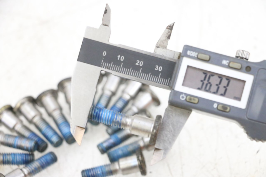 photo de ŚRUBA TARCZY HAMULCOWEJ SUZUKI GSXR GSX-R 1000 (2003 - 2004) - Inny kąt widzenia