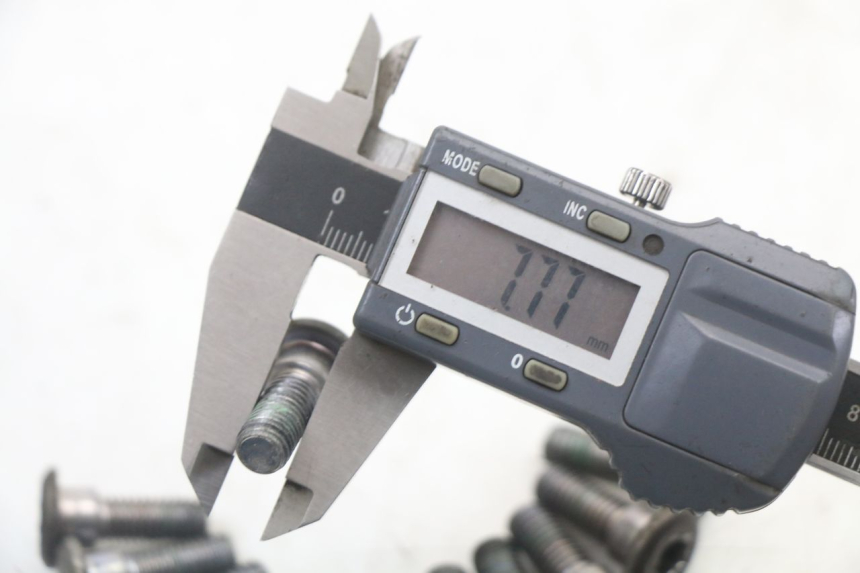 photo de ŚRUBA TARCZY HAMULCOWEJ HONDA CBR F 1000 (1993 - 1996) - Inny kąt widzenia