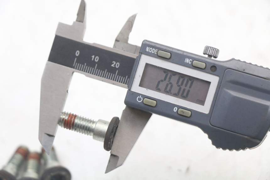 photo de ŚRUBA TARCZY HAMULCOWEJ HONDA PCX (JF28) 125 (2009 - 2011) - Inny kąt widzenia