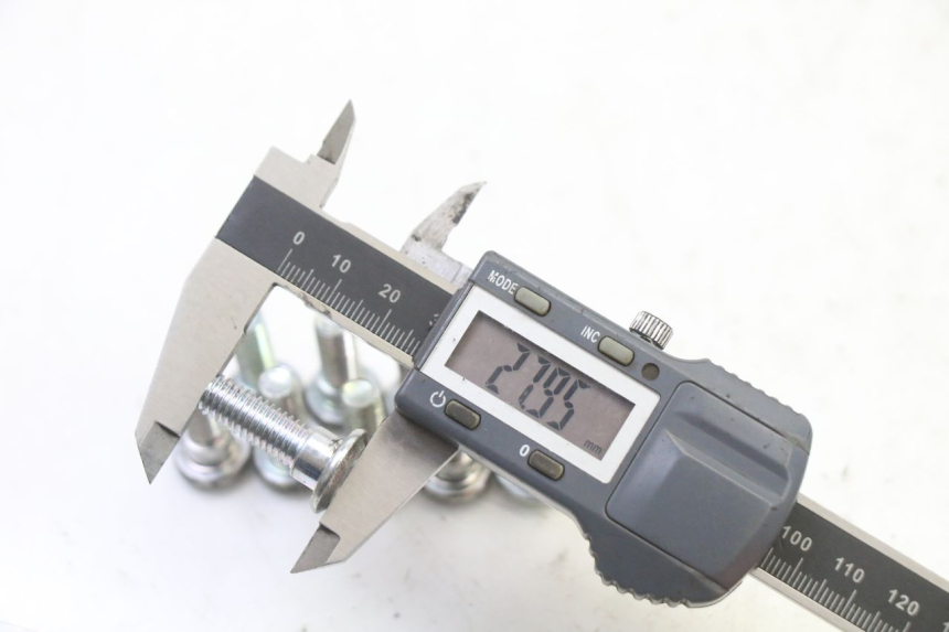 photo de ŚRUBA TARCZY HAMULCOWEJ KIDEN KD125-G 125 (2018 - 2022) - Zoom stanu zużycia