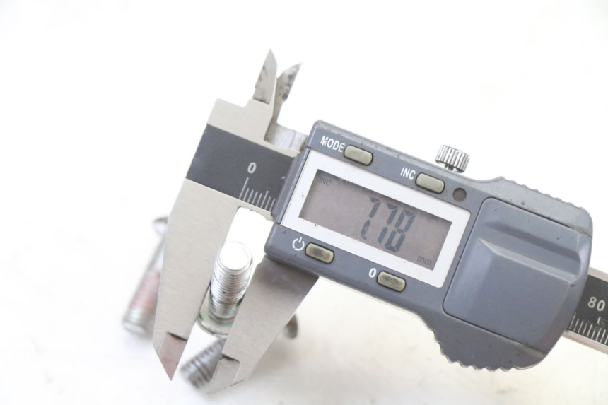 photo de ŚRUBA TARCZY HAMULCOWEJ PEUGEOT KISBEE 2T 50 (2018 - 2022) - Zbliżenie techniczne