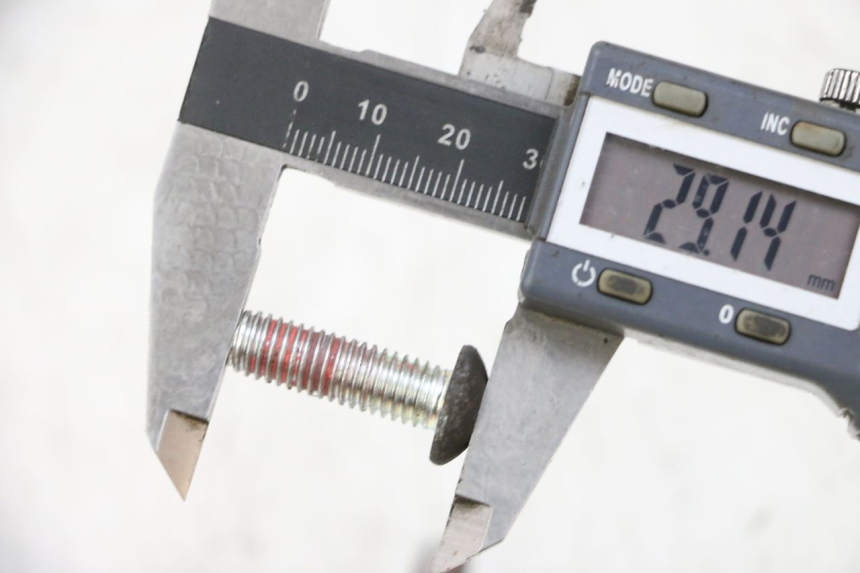 photo de ŚRUBA TARCZY HAMULCOWEJ PEUGEOT KISBEE 4T 50 (2010 - 2017) - Zoom stanu zużycia