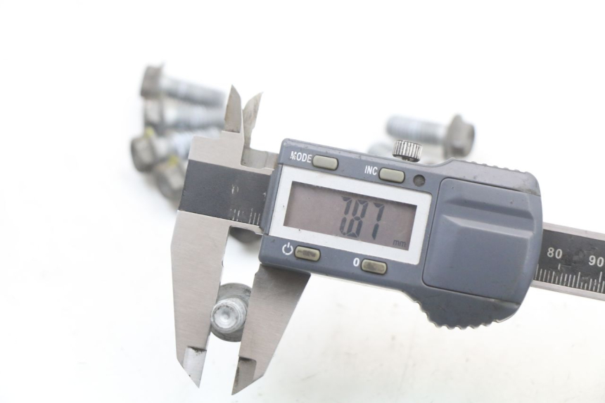 photo de ŚRUBA TARCZY HAMULCOWEJ MOTO GUZZI NORGE 8V GT 1200 (2011 - 2016) - Zbliżenie techniczne