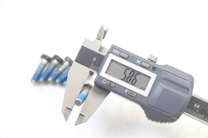 photo de ŚRUBA TARCZY HAMULCOWEJ PIAGGIO NRG POWER PUREJET 50 (2018 - 2021) - Zbliżenie techniczne