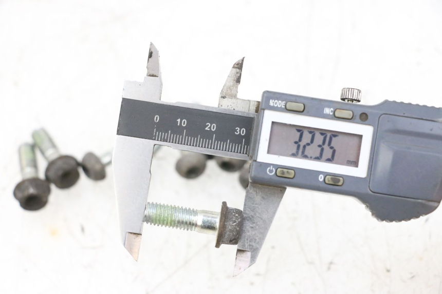 photo de ŚRUBA TARCZY HAMULCOWEJ HONDA NSR R 125 (1994 - 2003) - Zbliżenie techniczne