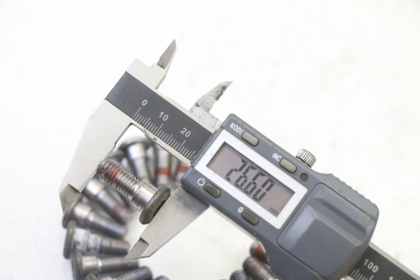 photo de ŚRUBA TARCZY HAMULCOWEJ HONDA NTV DEAUVILLE 650 (2001 - 2006) - Zoom stanu zużycia