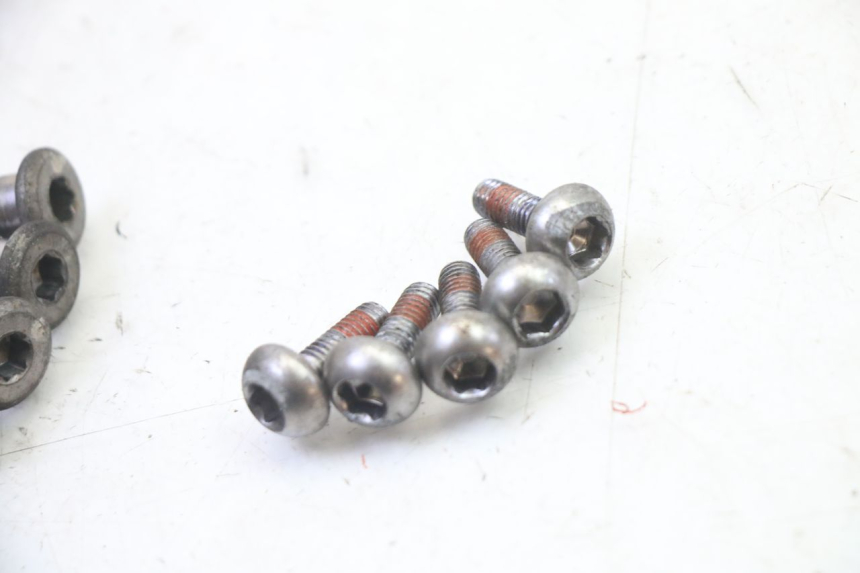 photo de ŚRUBA TARCZY HAMULCOWEJ HONDA NTV DEAUVILLE 650 (2001 - 2006) - Zbliżenie techniczne