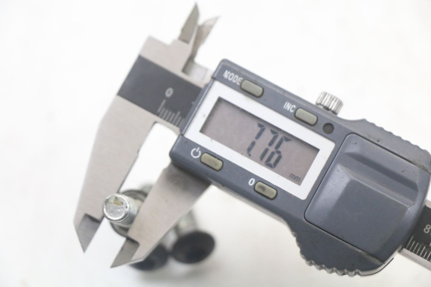 photo de ŚRUBA TARCZY HAMULCOWEJ PEUGEOT KISBEE 2T 50 (2010 - 2017) - Zbliżenie techniczne