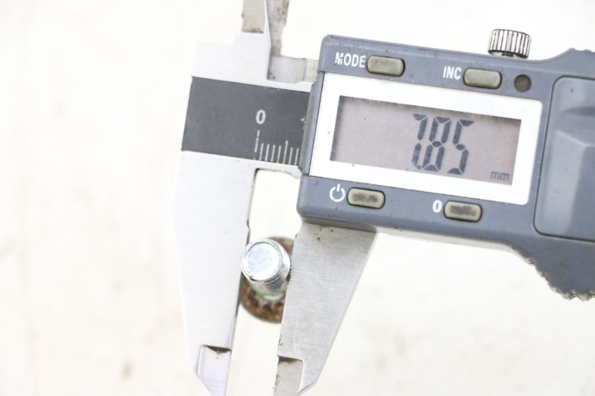 photo de ŚRUBA TARCZY HAMULCOWEJ PEUGEOT TKR TREKKER FURIOUS 50 (2005 - 2014) - Zoom stanu zużycia