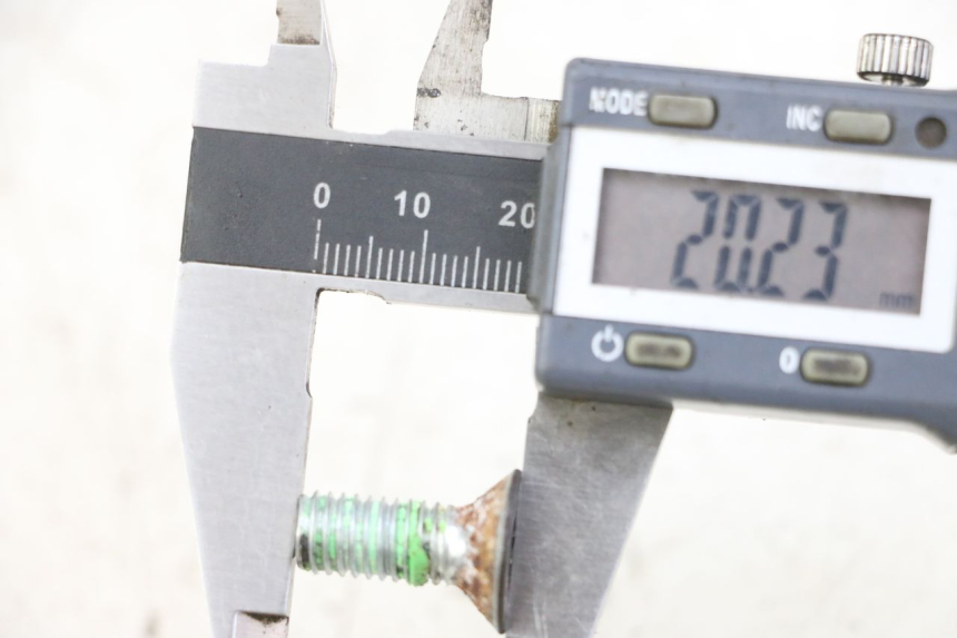 photo de ŚRUBA TARCZY HAMULCOWEJ PEUGEOT TKR TREKKER FURIOUS 50 (2005 - 2014) - Inny kąt widzenia