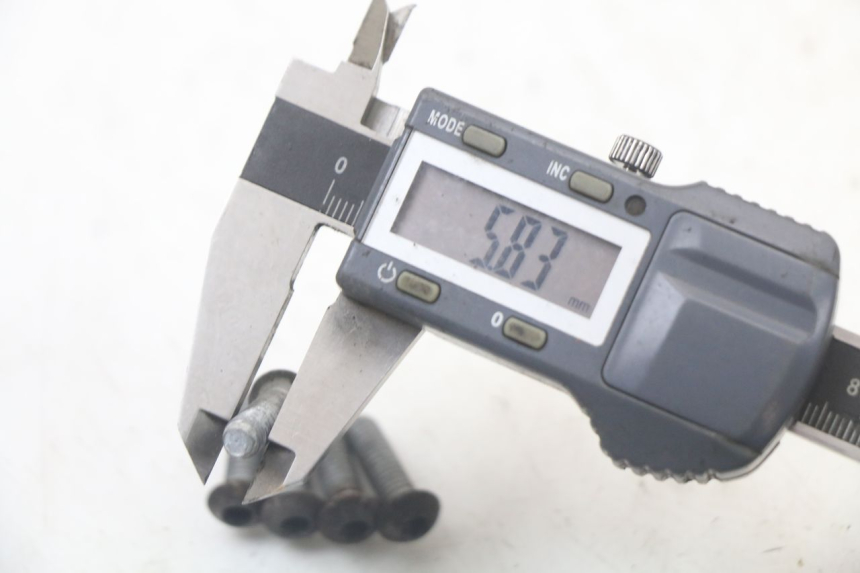 photo de ŚRUBA TARCZY HAMULCOWEJ PIAGGIO NEW TYPHOON 50 (2010 - 2017) - Zbliżenie techniczne