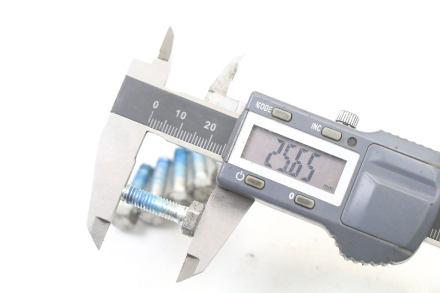 photo de ŚRUBA TARCZY HAMULCOWEJ PIAGGIO NRG POWER PUREJET 50 (2018 - 2021) - Zbliżenie techniczne