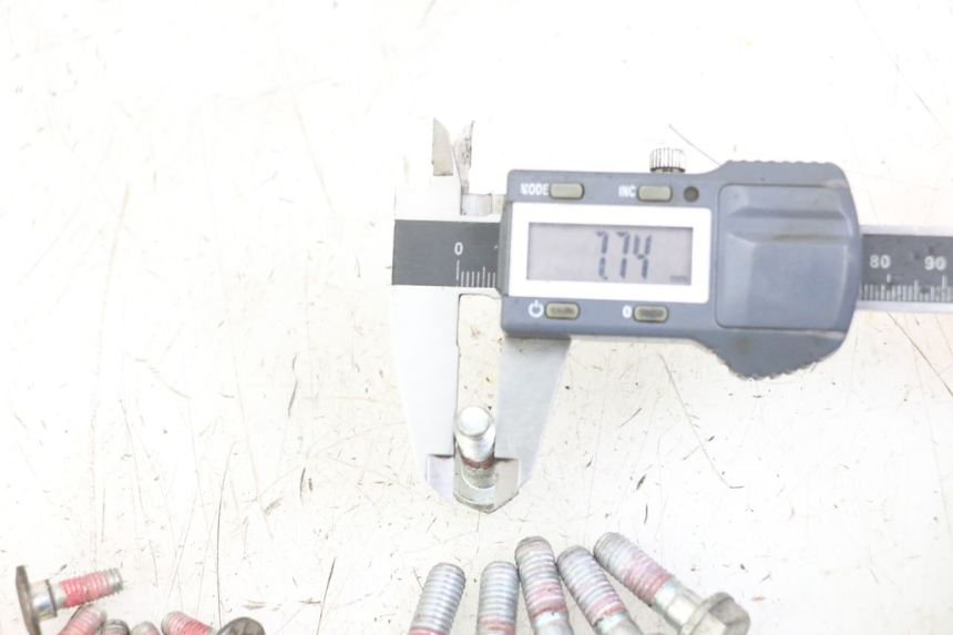 photo de ŚRUBA TARCZY HAMULCOWEJ ROYAL ENFIELD HYMALAYAN 410 (2016 - 2023) - Zbliżenie techniczne