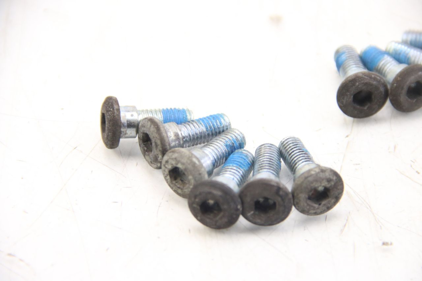 photo de ŚRUBA TARCZY HAMULCOWEJ DAELIM S3 125 (2010 - 2017) - Zbliżenie techniczne