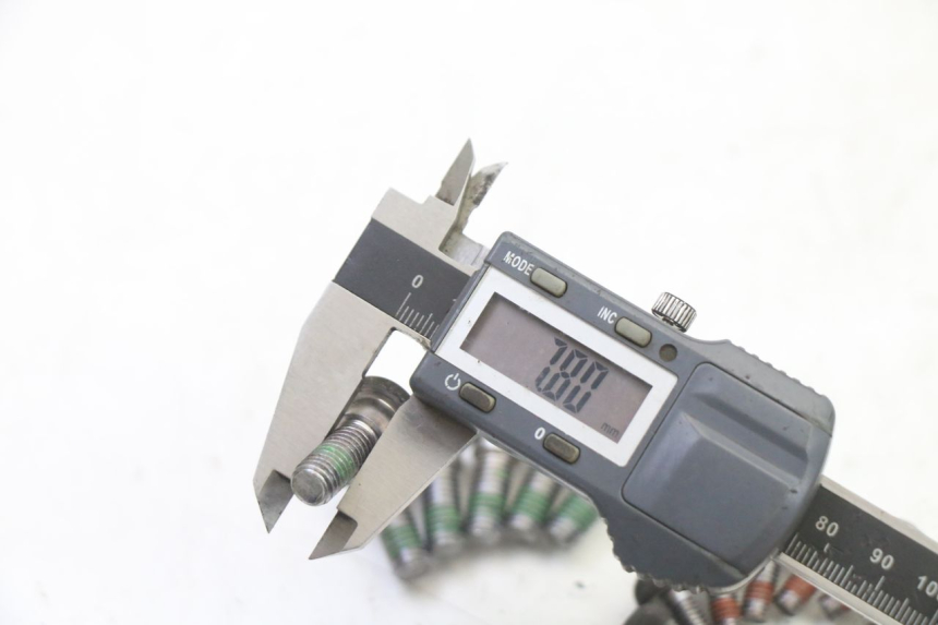 photo de ŚRUBA TARCZY HAMULCOWEJ HONDA ST PAN EUROPEAN 1300 (2002 - 2013) - Zbliżenie techniczne