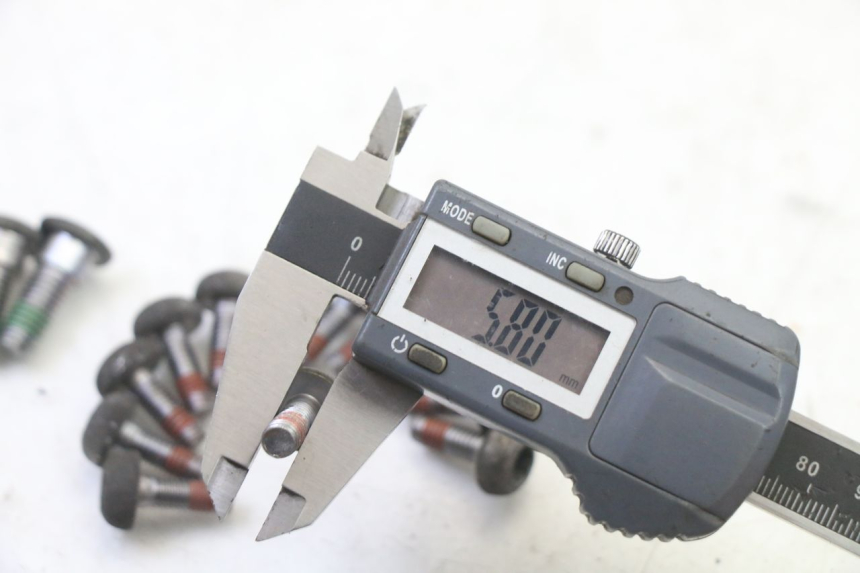 photo de ŚRUBA TARCZY HAMULCOWEJ HONDA ST PAN EUROPEAN 1300 (2002 - 2013) - Punkty mocowania